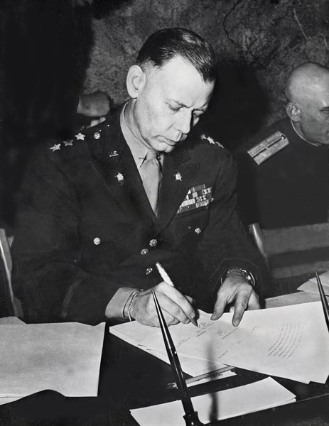 Les termes de la reddition signés à Reims. 
(7 mai 1945)