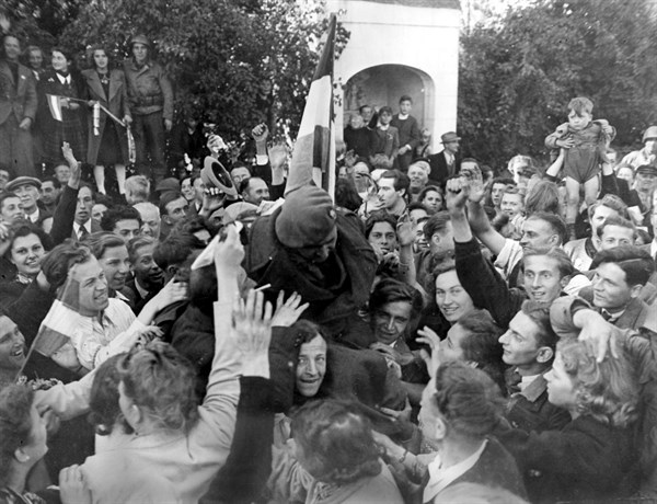 Luxembourg libéré réserve un accueil triomphant au Prince Félix. (11 septembre 1944)