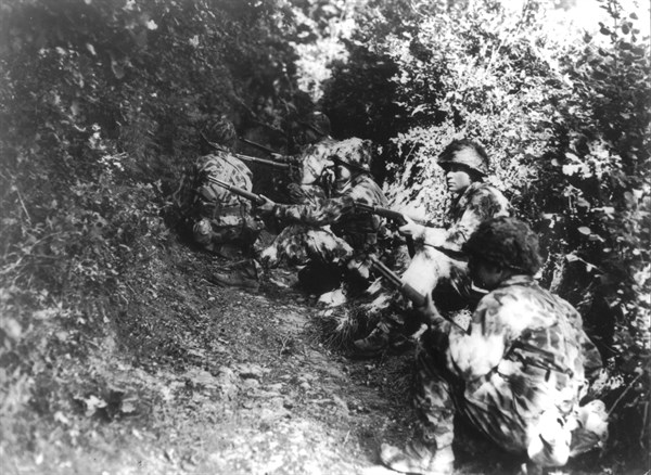 Soldats américains prêts à l'action près de Pont Brocard, été 1944