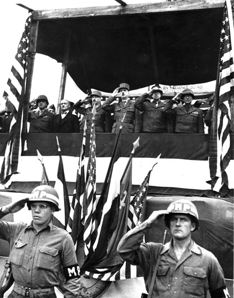 Revue des troupes américaines lors de leur traversée de Paris le 25 août 1944