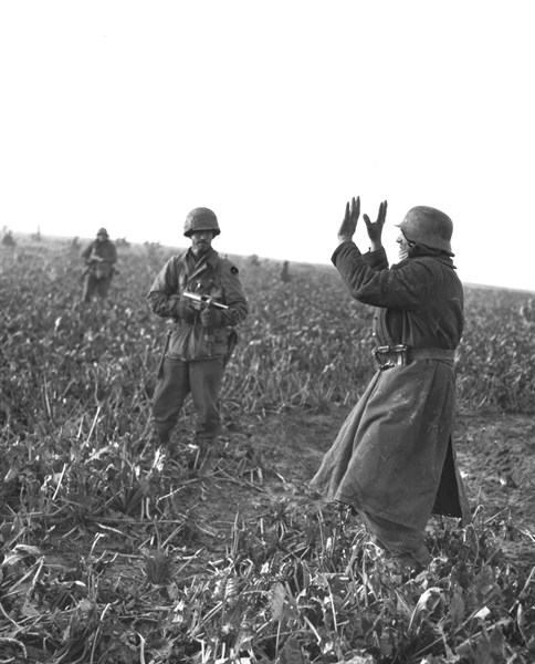 Un soldat allemand se rend près de Beeck, 29 novembre 1944