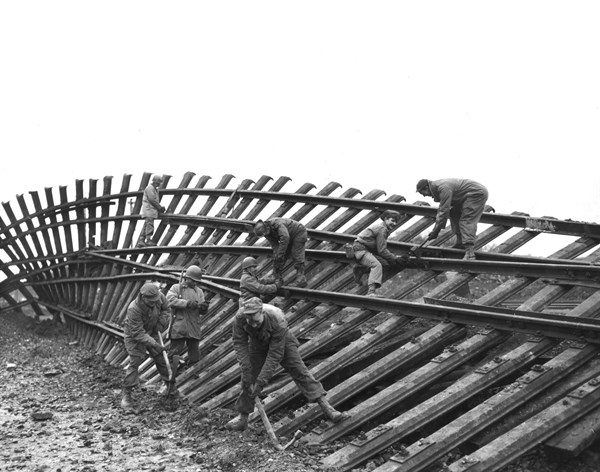 Des ingénieurs américains réparent la voie ferrée à Bensdorf en Alsace, 3 décembre 1944