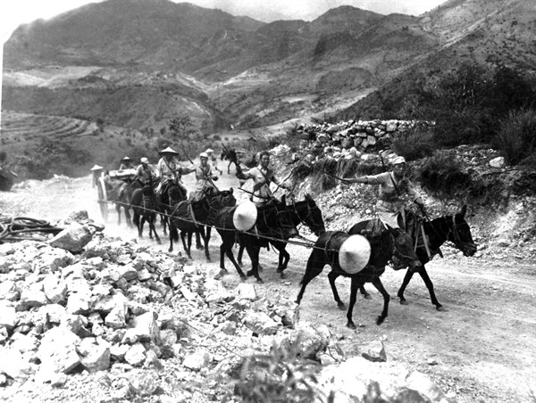 Convoi de matériel sur une piste à Burma, 1944