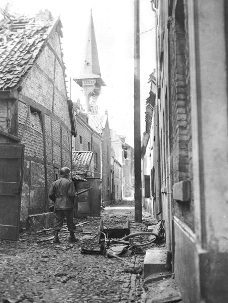 Soldat isolé américain progressant dans Orsoy, début mars 1945