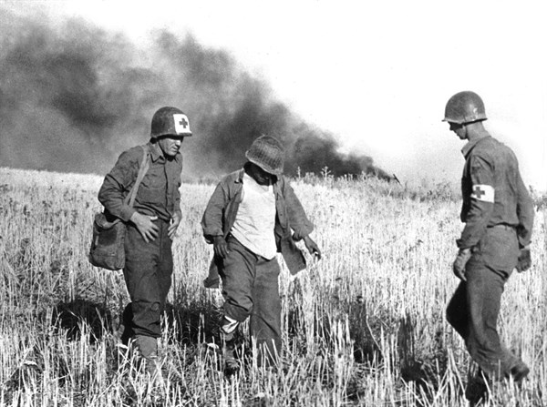 Des médecins portent assistance à un soldat américain blessé sur le front de Sicile
(22 juillet 1943)