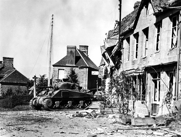 Le premier char américain entre à Perriers
(Août 1944)
