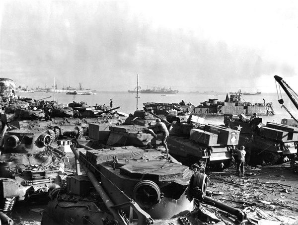 Chars venant d'arriver à Cherboug
(4 novembre 1944)