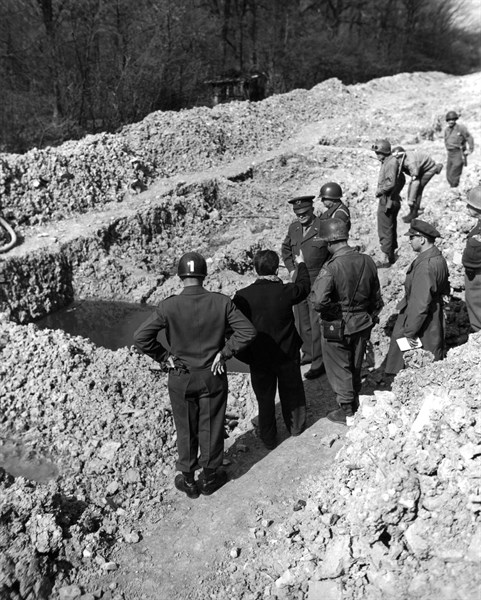 Le général Dwight D. Eisenhower au camp de concentration de Gotha
(12 avril 1945)