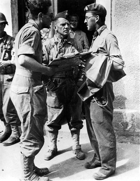 Deux officiers français en conversation avec un officier britannique à Ecouché
(Eté 1944)