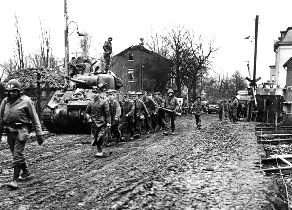 Prisonniers allemands traversant Erkelenz
(26 février 1945)