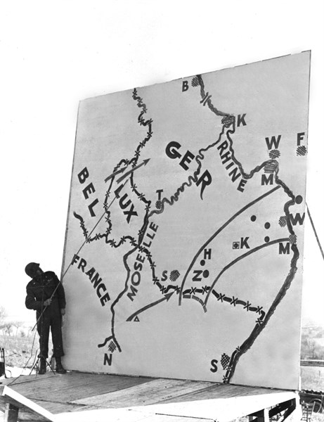 Général américain lors d'un briefing sur la stratégie d'attaque. (Front de l'ouest) 15 mars 1945