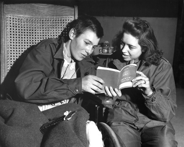 Jeune blessé français enseignant le français à une infirmière américaine. (10 mars 1945)