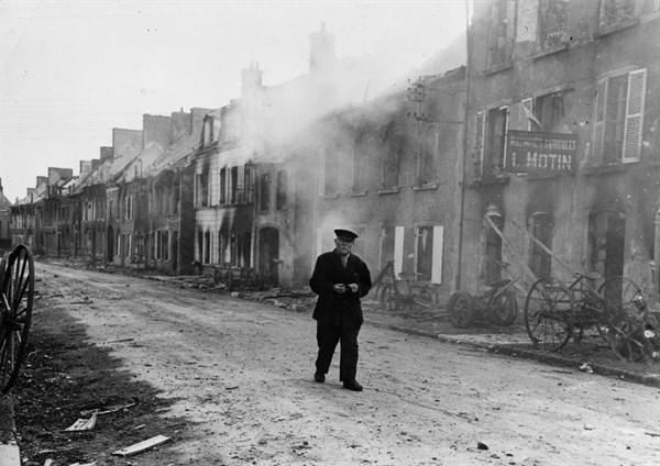 Vieil homme dans Montebourg, en Normandie