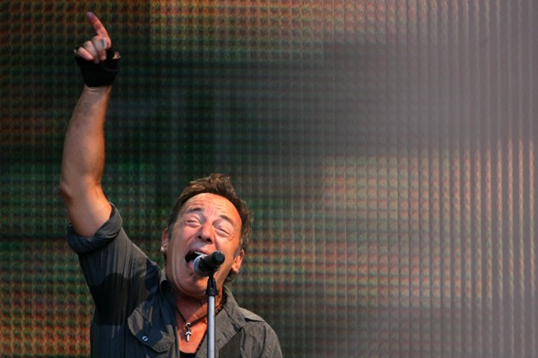 Der US-amerikanische Rockmusiker Bruce Springsteen spielt mit seiner E...