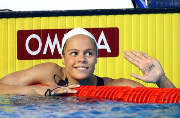 Die französische Schwimmerin Laure Manaudou freut sich am Sonntag (25.03.2007) nach ihrem