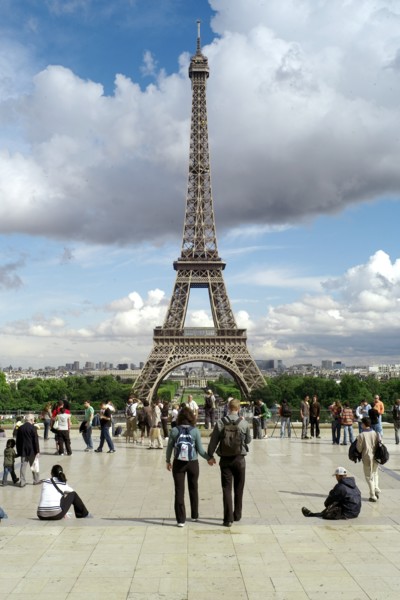 Der Eiffelturm in Paris nach einem Regenschauer, aufgenommen am Montag (09...