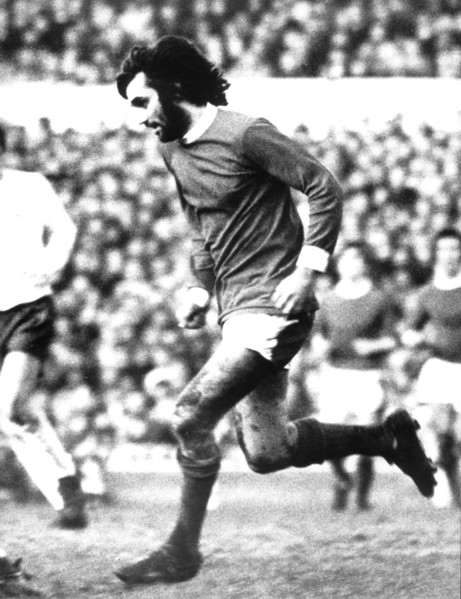 George Best, der frühere Flügelstürmer von Manchester United, in Aktion im United-Trikot am 11.01