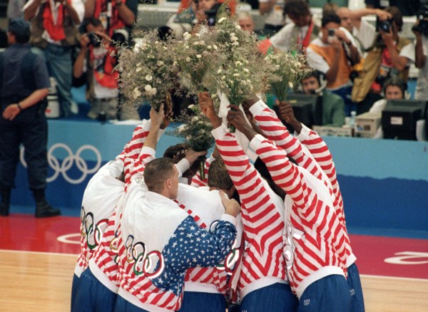 Die Mitglieder des legendären US-amerikanischen " Dream Teams " bilden am 08.08.1992 bei den