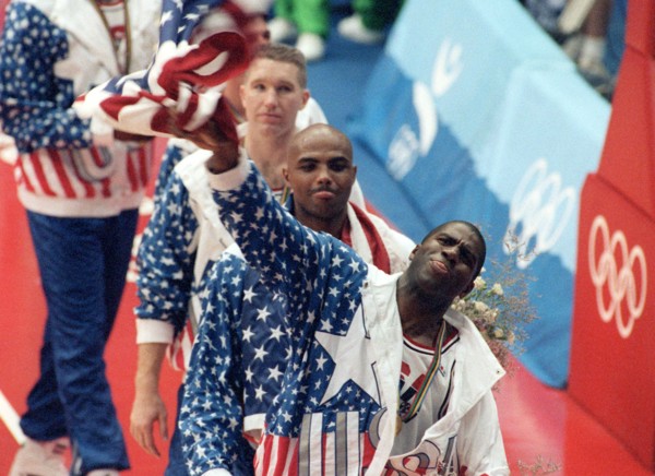 Mit Michael "Magic" Johnson (r) und Charles Barkley (2.v.r.) an der Spitze ziehen die Mitglieder