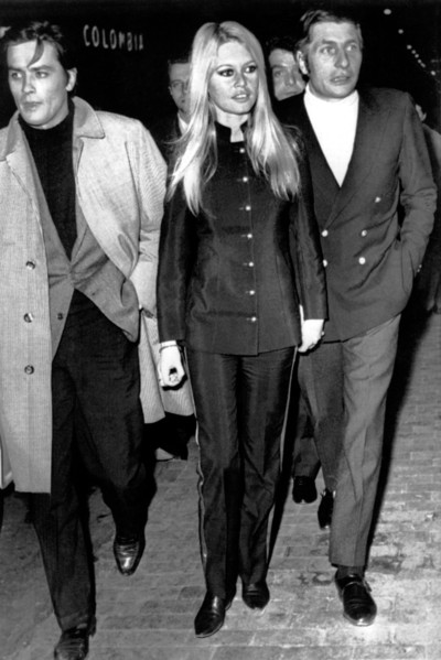 (dpa files) - The Swiss industrial heir, playboy and photographer Gunter Sachs (R) walks through