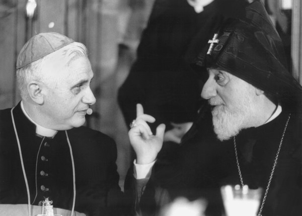 Kardinal Ratzinger trifft Bischof Baldjian