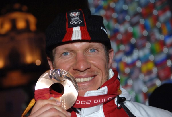 Herman MAIER (AUT) , 3.Platz, praesentiert seine Bronzemedaille, 

Siegerehrung Riesenslalom der