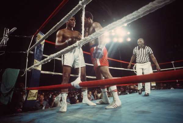 Die US-Schwergewichtsboxer Muhammad Ali (l) und George Foreman (M) kämpfen am 30.101974 in Kinshasa