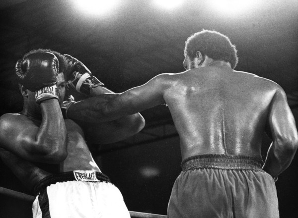 US-Schwergewichtsboxer Muhammad Ali (l) vermeidet in doppelter Deckung einen Kopftreffer seines
