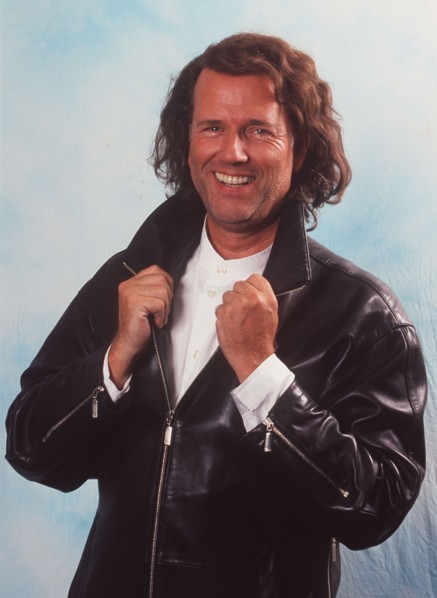 .jpg  Andr¿ RIEU, NL, Musiker, Violinist, "Walzerkoenig", halbe Figur, HF.