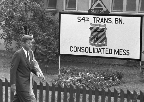 Le Président John F. Kennedy lors de la visite d'une base aérienne à Hanau en 1963
