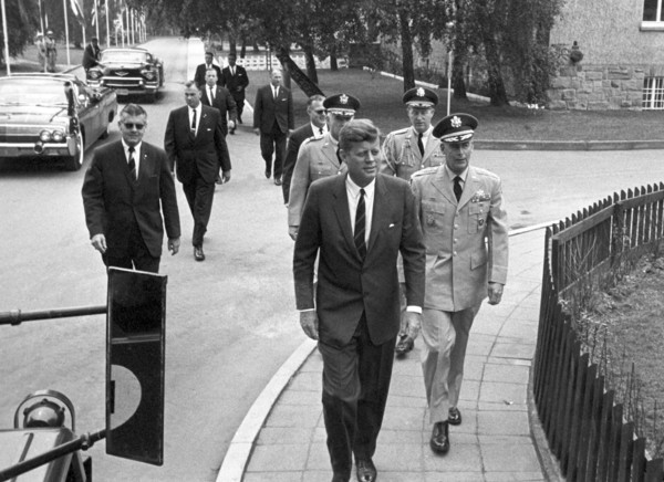 Le Président John F. Kennedy lors de la visite d'une base aérienne à Hanau en 1963