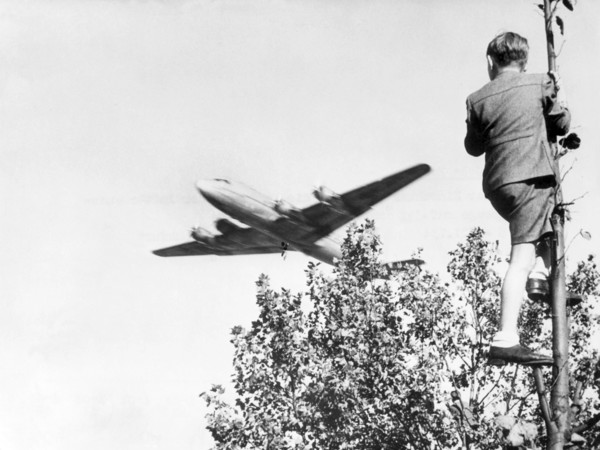 Air lift for supply of West Berlin
