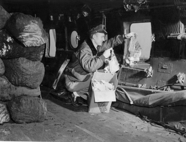 50th anniversary of the airlift: "Candy Bomber" Halvorsen