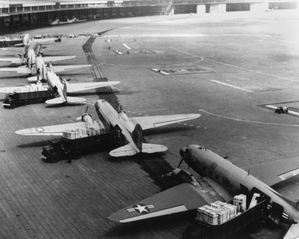 Airlift for supply of West-Berlin