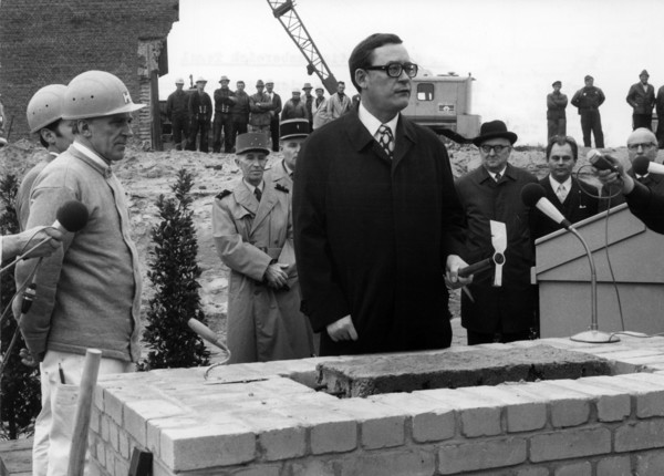 Klaus Schütz lays foundation for expansion of airport Berlin-Tegel