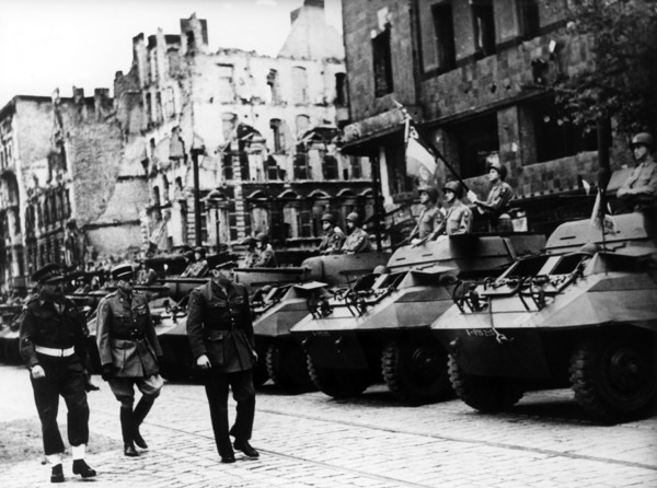 French squads after the end of the war in Berlin