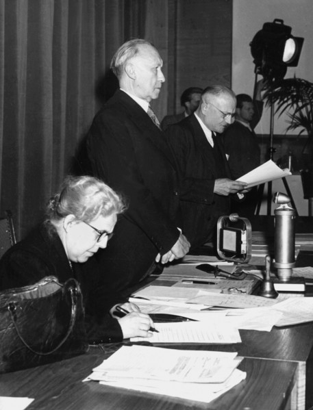 Parliamentary Council votes for Basic Law