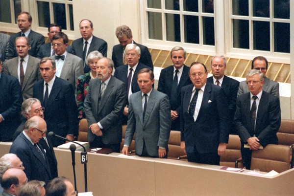 Bundestag votes in favour of unification treaty