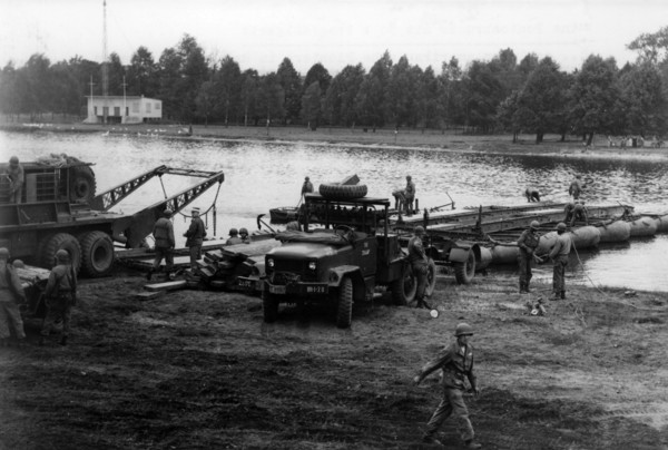 Pontoon bridge of US Army across the Main