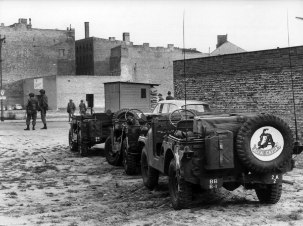 Armored units of the US Army at Berlin checkpoint