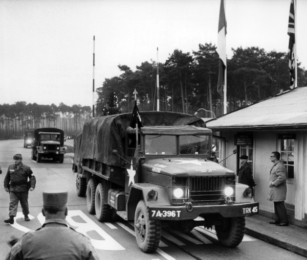 US troop transport to Berlin leads through Soviet zone