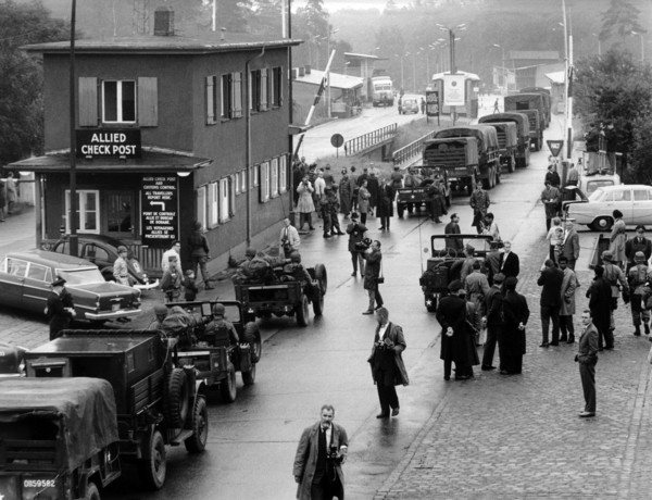 US troop transport to Berlin leads through Soviet zone