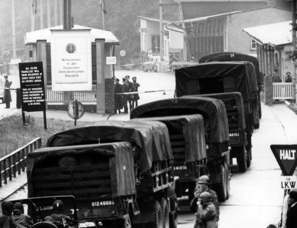 US troop transport to Berlin leads through Soviet zone