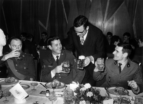 Klaus Schütz clinking glasses with the allied soldiers