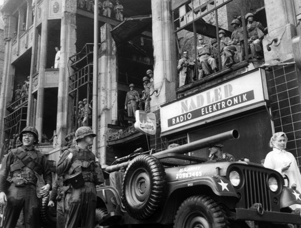 US troops at border crossing point Friedrichstrasse are strengthened