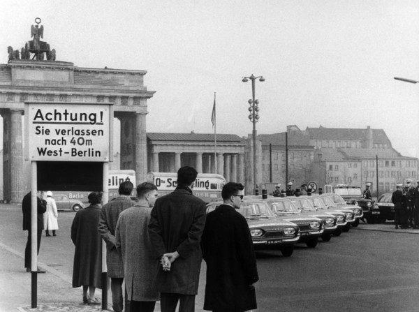 Group photo of US military police in front of Brandenburger Tor