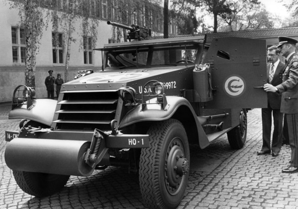 The Belgian army gives an armoured vehicle from the Second World War to the U.S. army