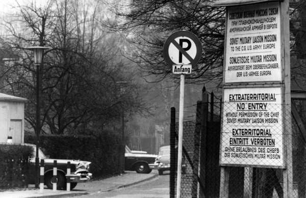 The US military police of the Soviet military mission in Frankfurt on the Main