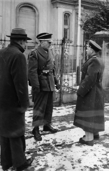 US army seals off the building of the Soviet commission of repatriation