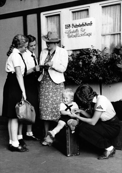 Third Reich - BDM support NSV station service 1939